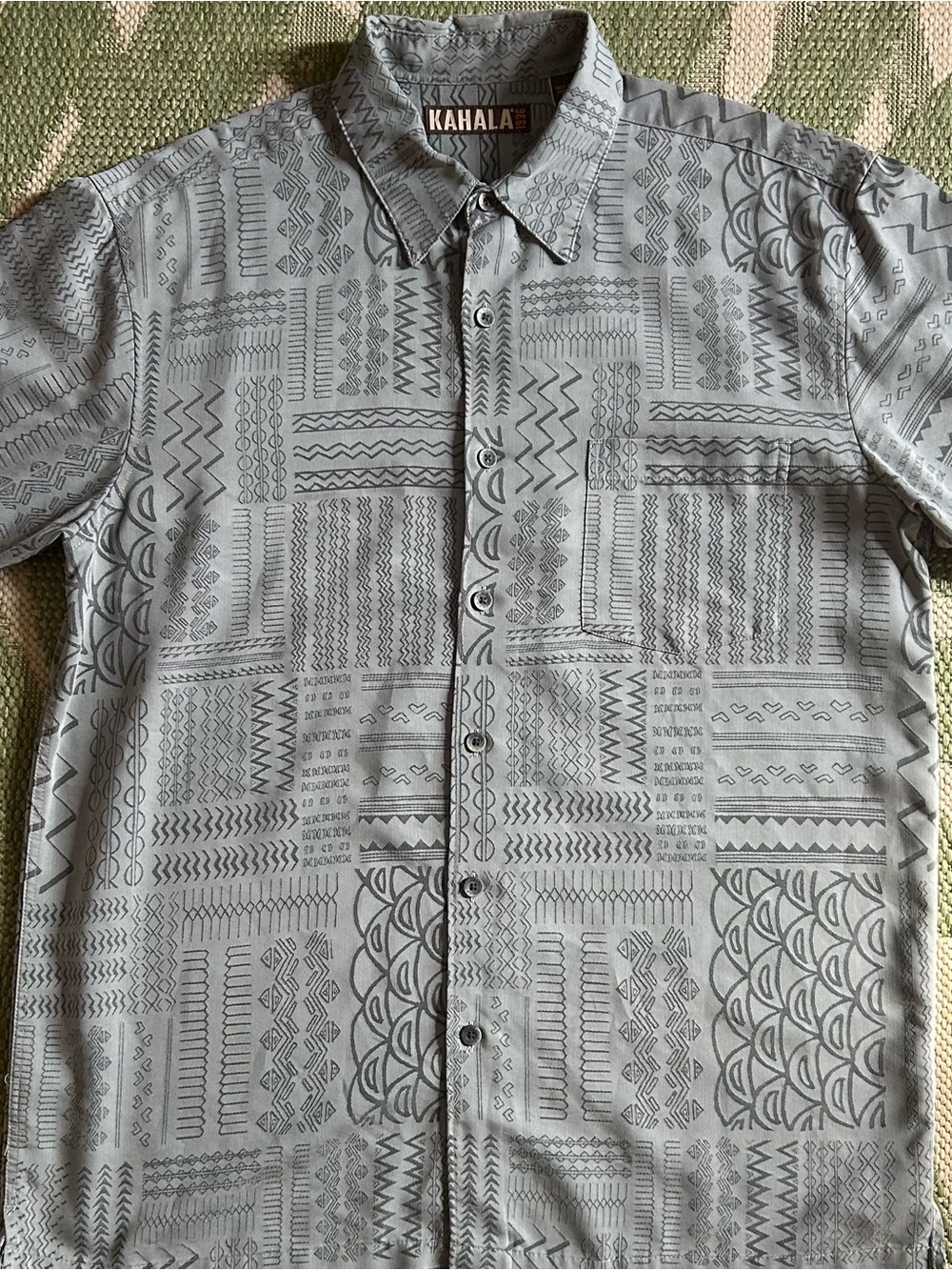 Kahala Men's Gray Kapa Cloth Short-Sleeve Button-Down Aloha Shirt. Size L